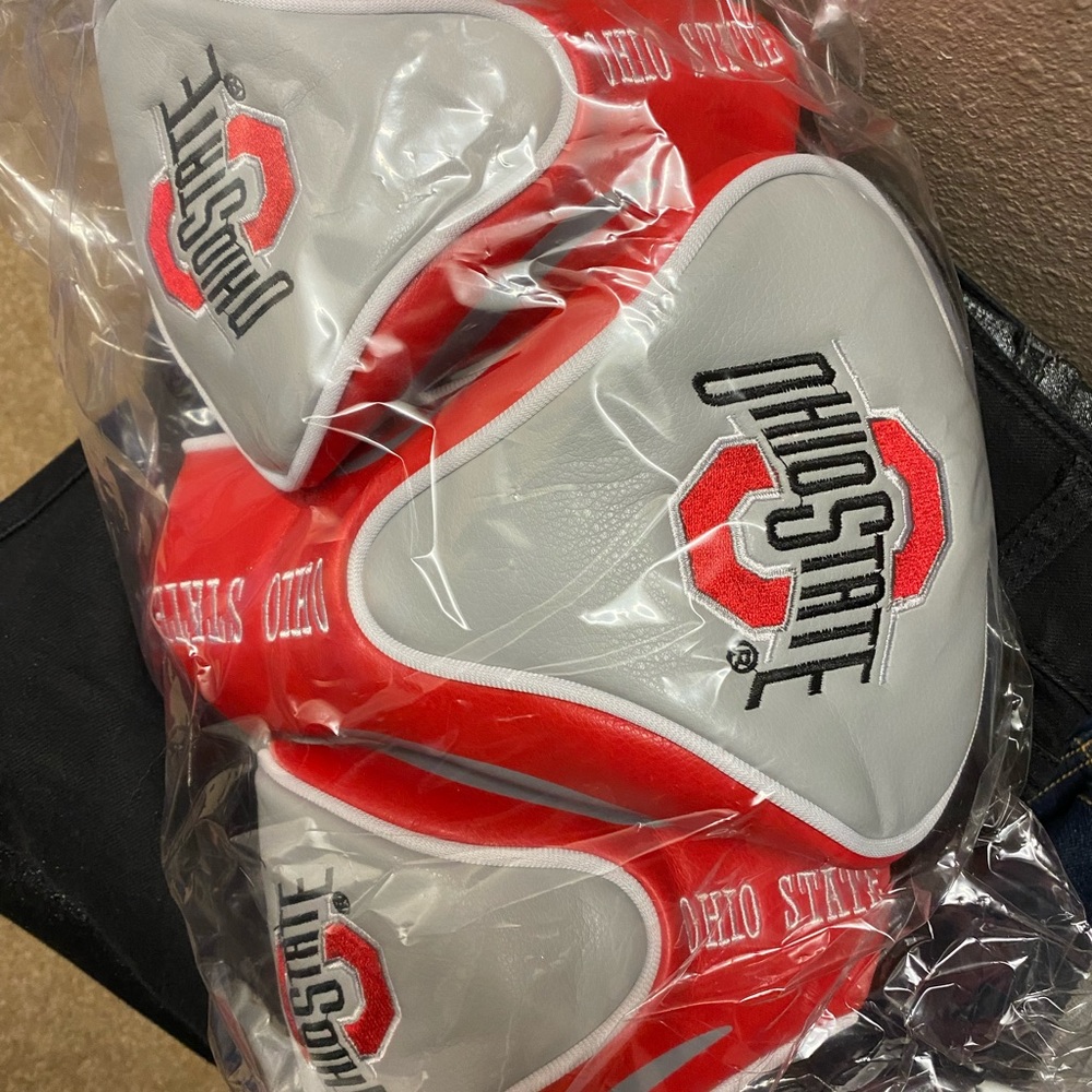 This OHIO STATE BUCKEYES 3 Pk Contour Sock Headcov